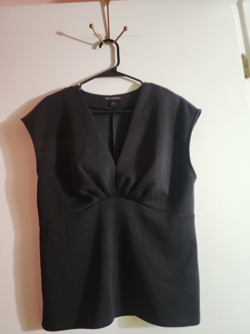 Banana Republic Black Seamed Hour Glass V-Neck Gathered Cap-Sleeve Top